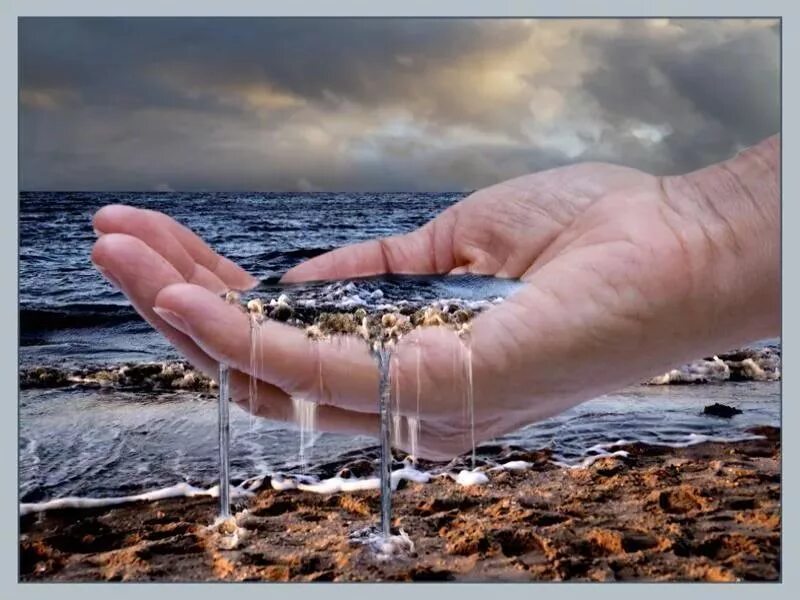 Тают дни как вода утекает жизнь моя. Жизнь утекает сквозь пальцы. вода утекает сквозь пальцы. река жизни. утекающая вода.