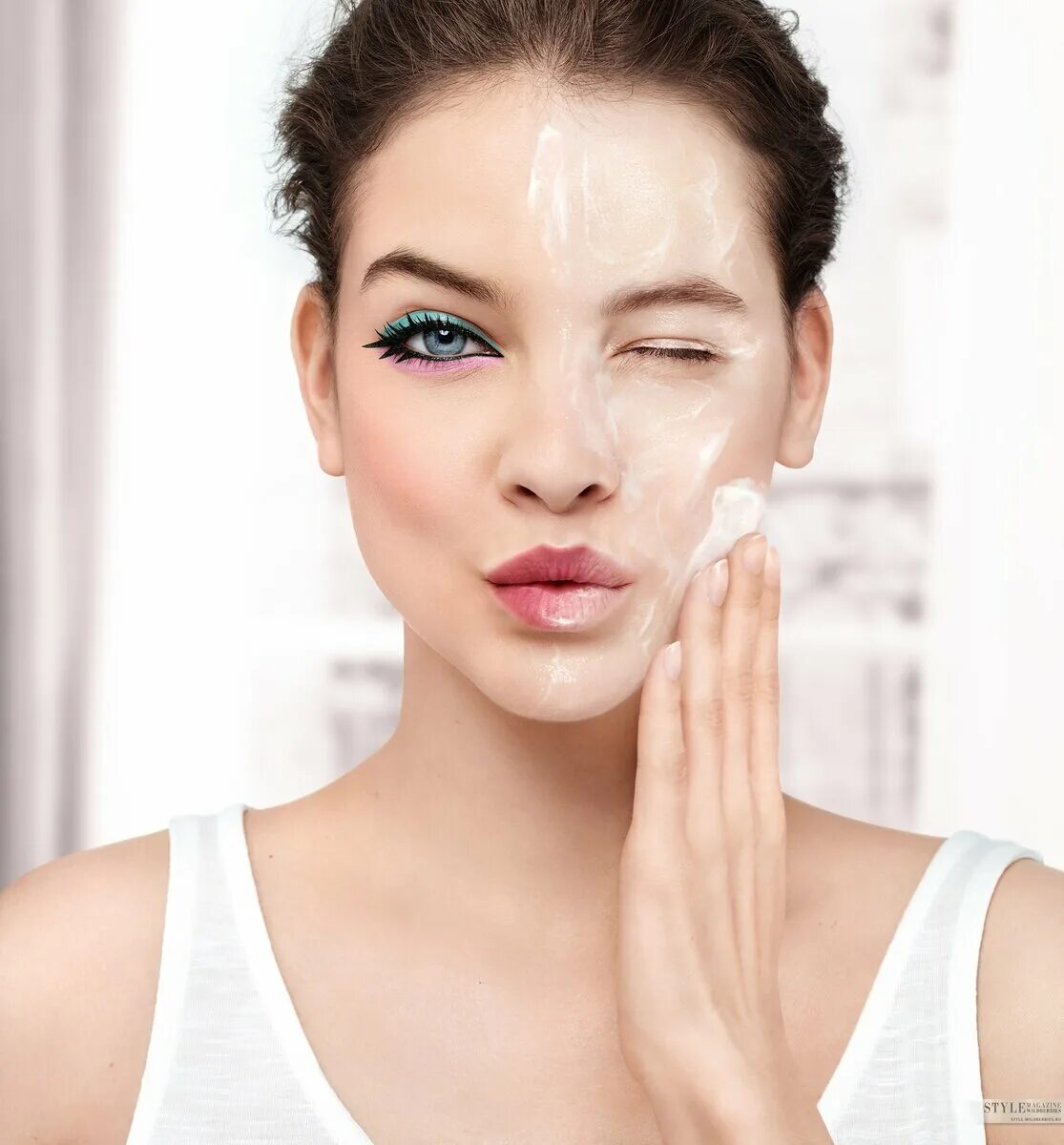 Протирает лицо ватным диском. Проснулась с макияжем. Демакияж лица. Макияж перед сном. Уснула с макияжем.