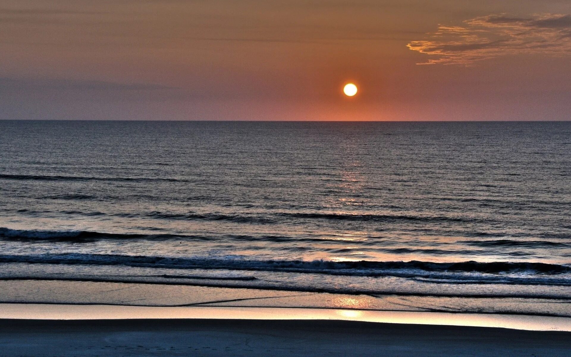 вечернее небо на море. вечерний закат над морем. вечернее море. красивое небо. вечер на море.