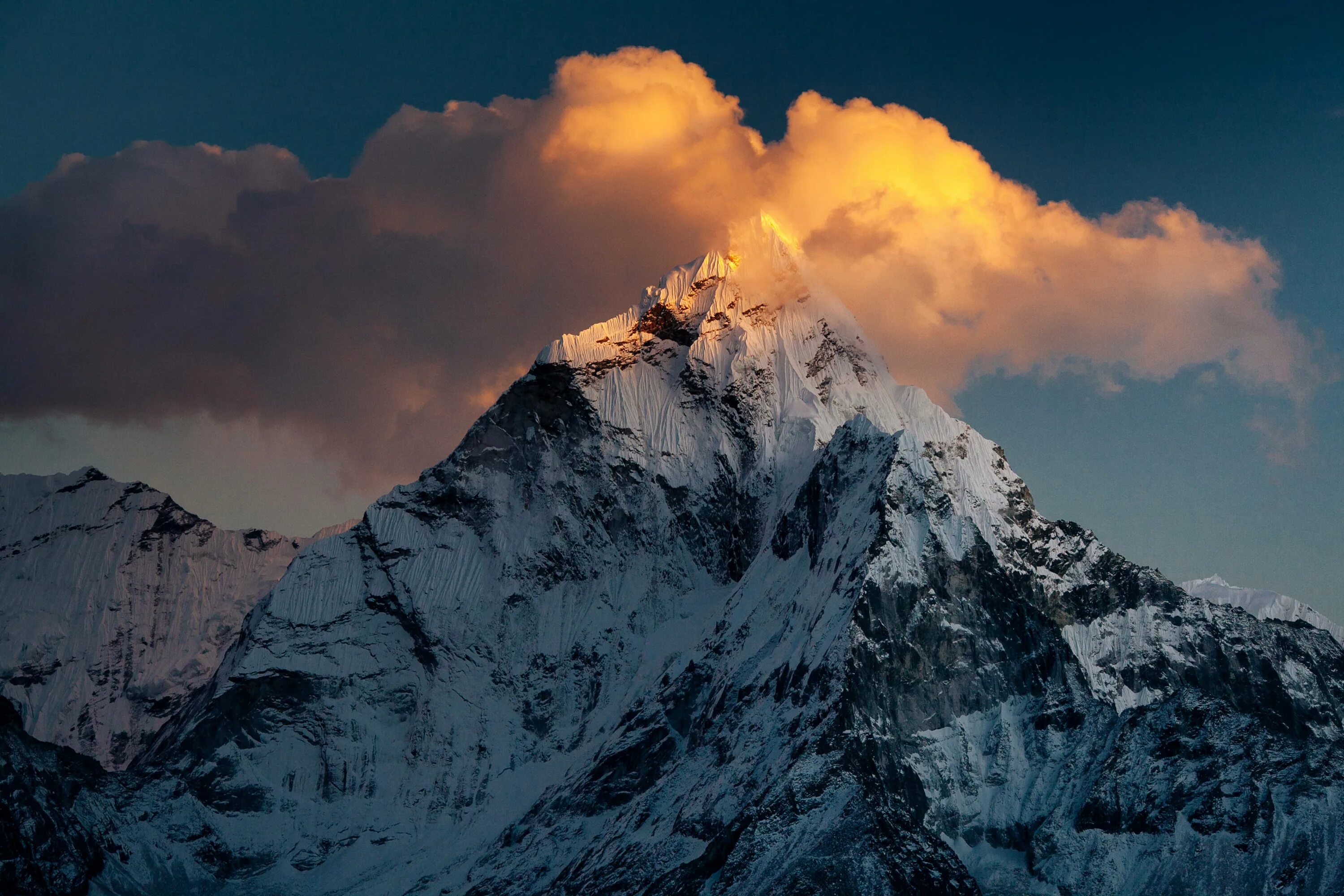 Цвет гималаи. Гималаи Эверест Джомолунгма. Непал Гималаи Эверест. Гора Эверест (Джомолунгма). Гималаи. Непал Горная вершина Джомолунгма (Эверест).