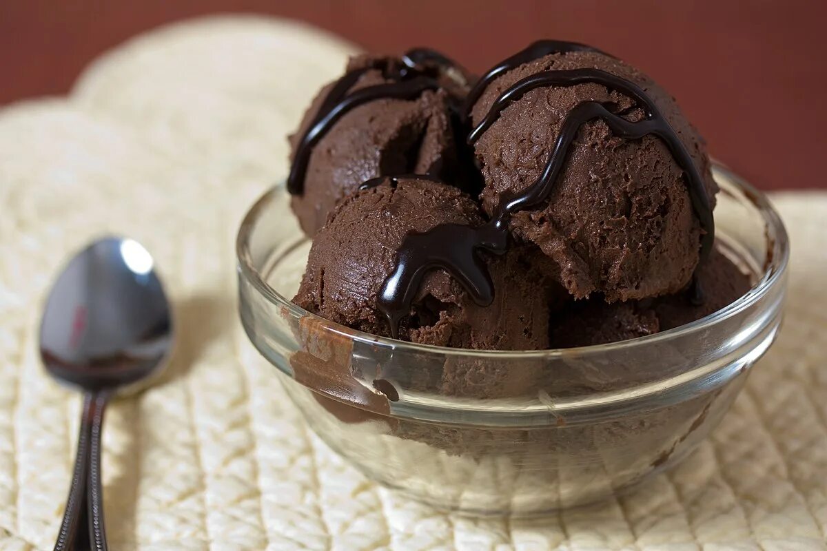 Шоколадное мороженое Бригадейро. Мороженое шоколадный Брауни. Мороженое с шоколадом. Красивое шоколадное мороженое. Choco ice