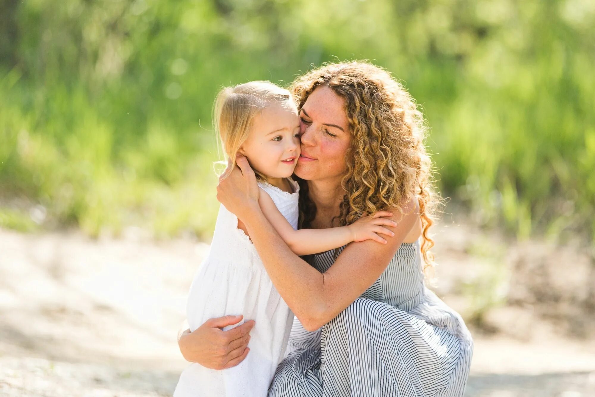 Mother daughter. Mom + дочь. Фотографии день матери в природе. День матери в Норвегии. Mother smile.