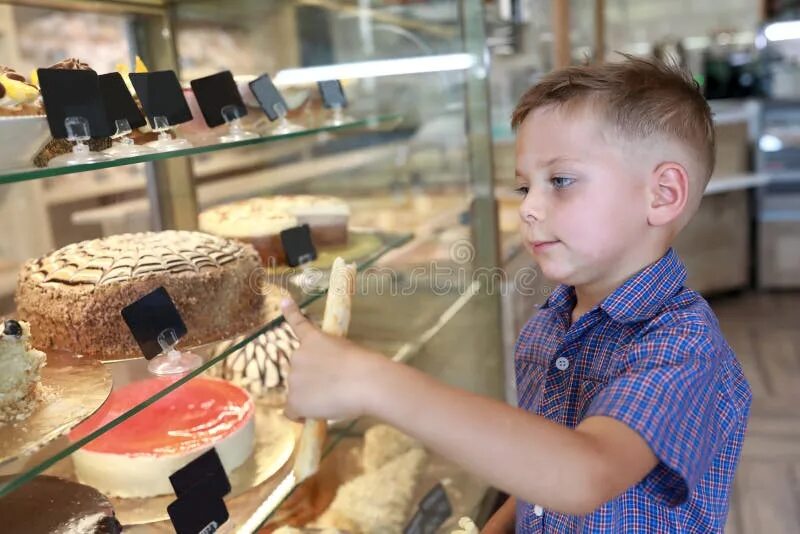 Мальчик с гамбургером. Choose boy. Greedy kids problem. Мальчик выбор. Ребенок выбирает.