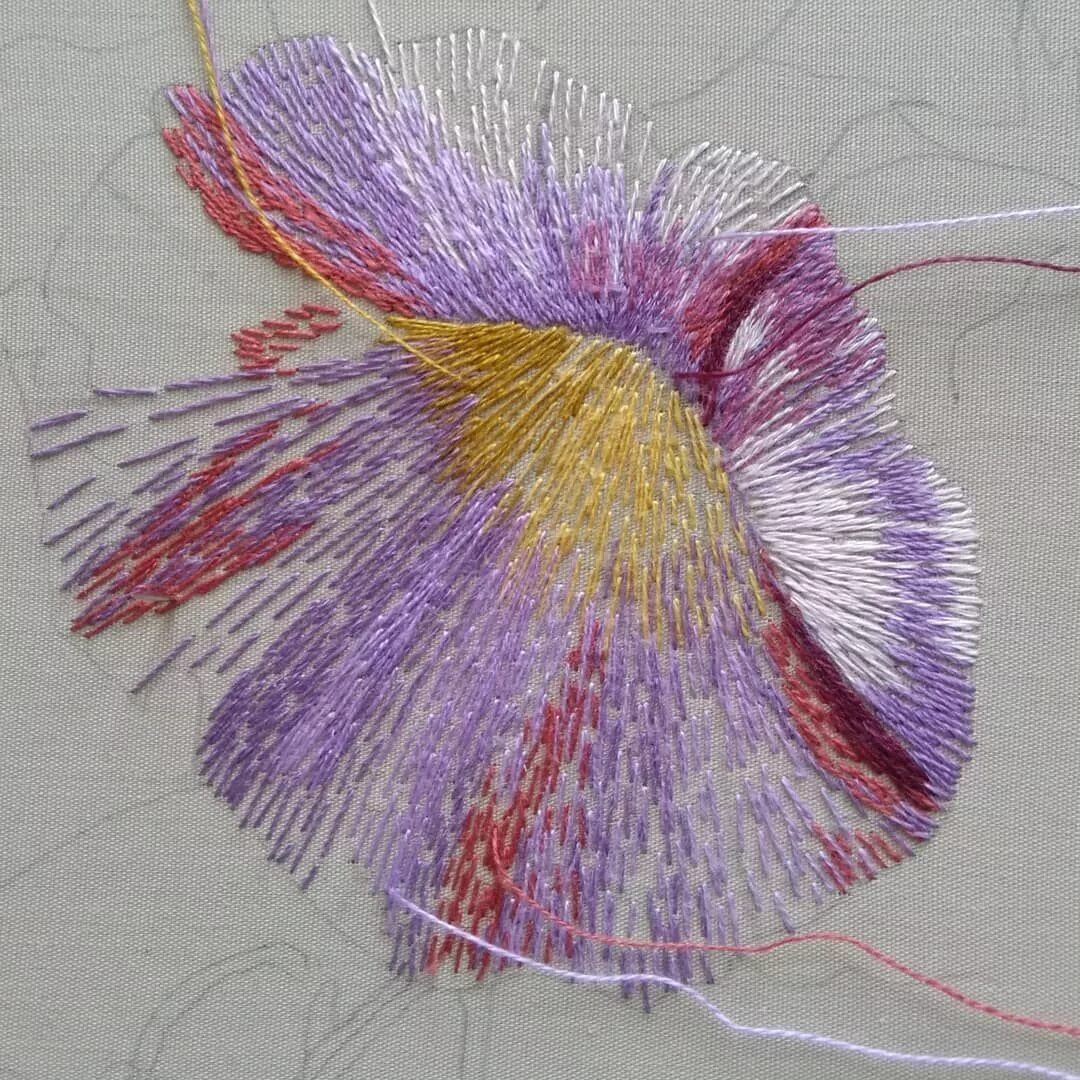 Гладь изнанка. Изнаночная сторона вышивки гладью. Изнаночная сторона вышивки гладью. Изнанка вышивки. Вышивание гладью изнанка.