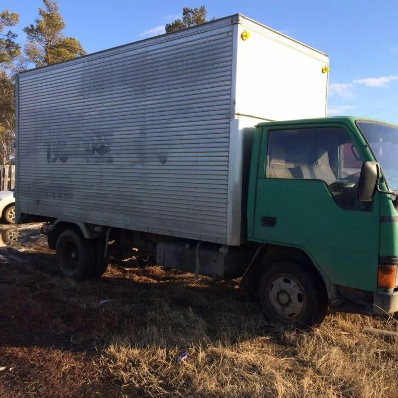 5 тонн. Трехтонник грузовой. Hino 300 3. Nissan atlas бортовой 2-3 тонны. 5 тонны фургон.