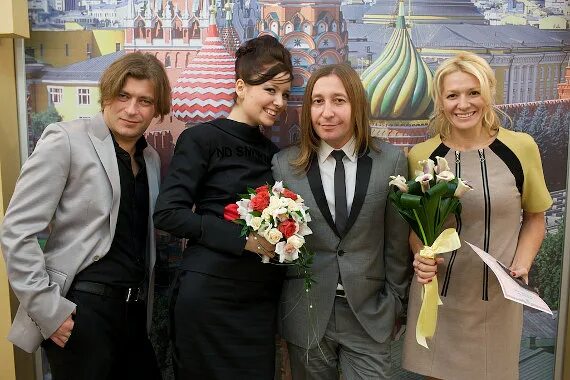 Лева и Шура Би-2 с женами и детьми за кулисами концерта Celebrities, Punk, Cryin