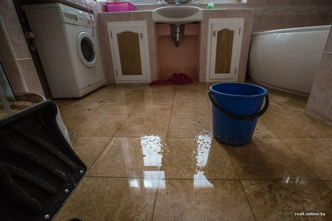 Разлить воду на полу