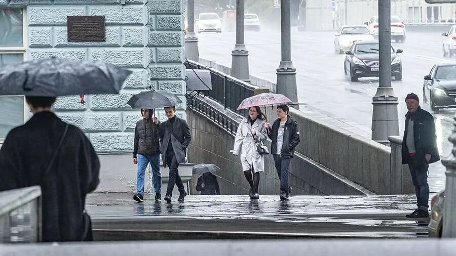 Погода москва синоптик россия. Небольшой дождь. Дождливая погода. Дождливая Москва. Пасмурная погода.
