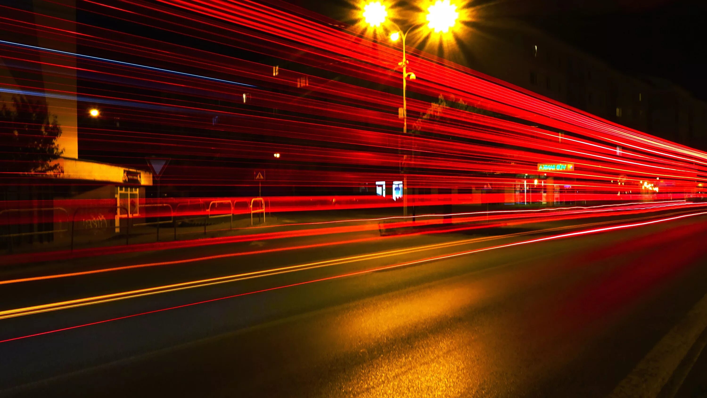 Современные танцы. Видео в движении. Снимок с проводкой. Свет на длинной выдержке. Танцовщица.