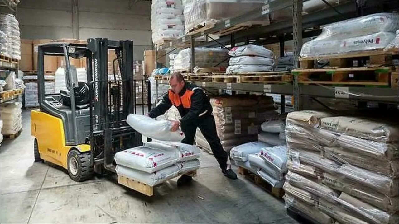 Размещение и хранение продукции. Склад товаров. склад готовой продукции. хранение грузов. укладка товаров на складе.