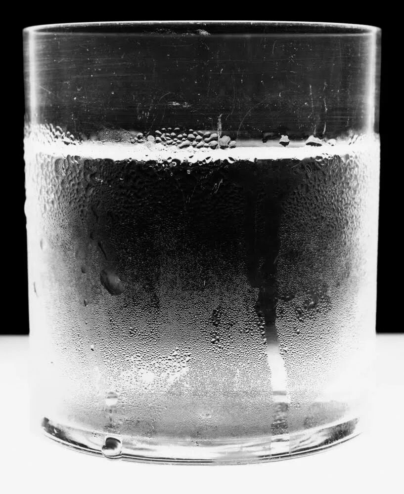 Бензин и вода в стакане. Стакан воды. Стакан холодной воды. Запотевший стакан с водой. Замороженная вода в стакане.