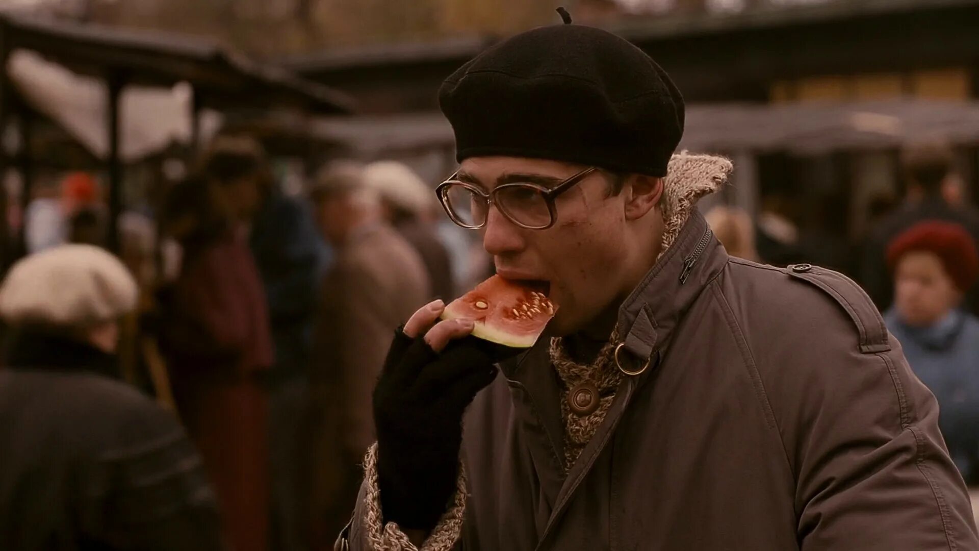 Данила багров с арбузом. Брат фильм 1997 трамвай. Младший брат фильм 2001. Сергей бодров брат. Балабанов в брате 2 камео.