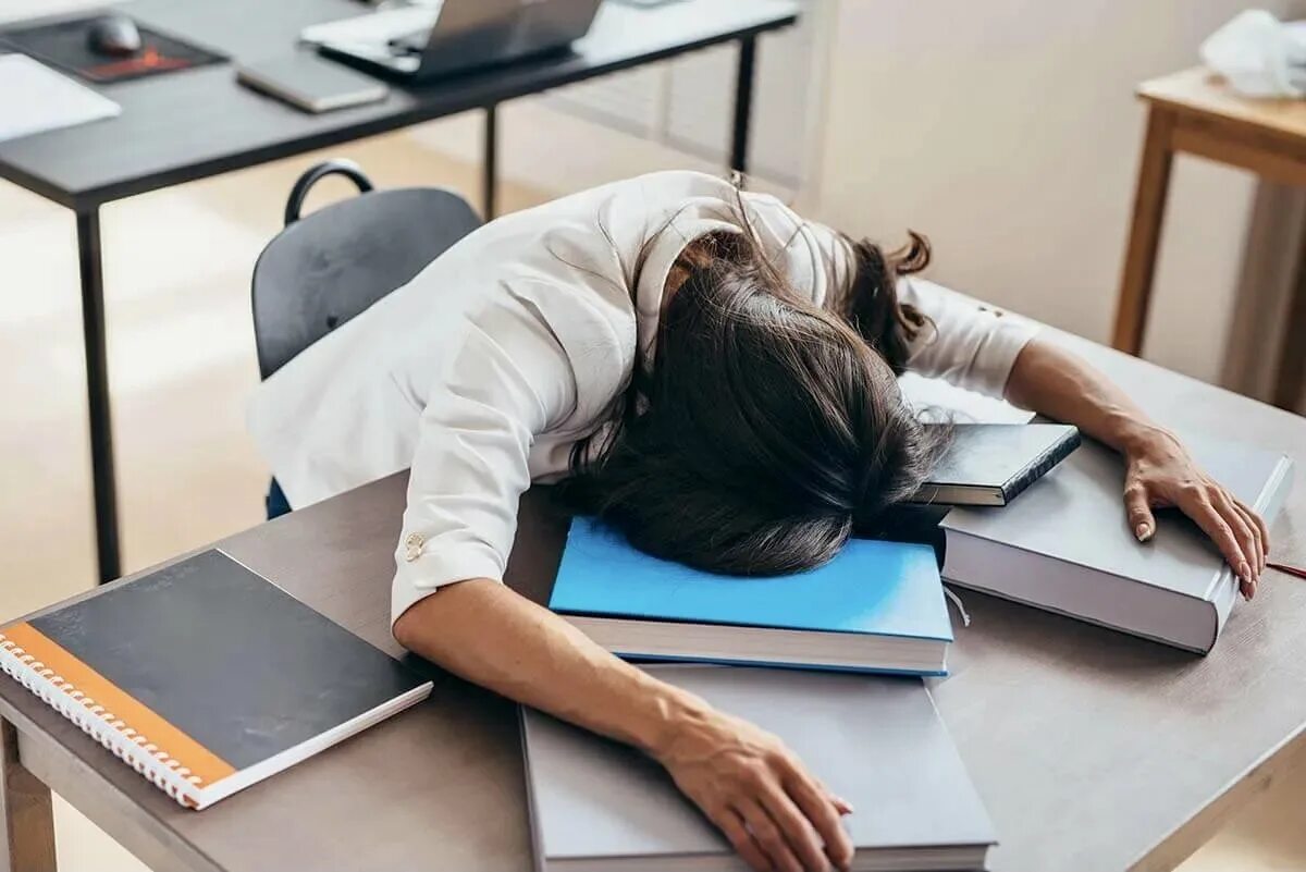 День студента фото за столом. Студент серьезный. Общение студентов. Списывание с телефона на уроке. Коммуникация студенты.