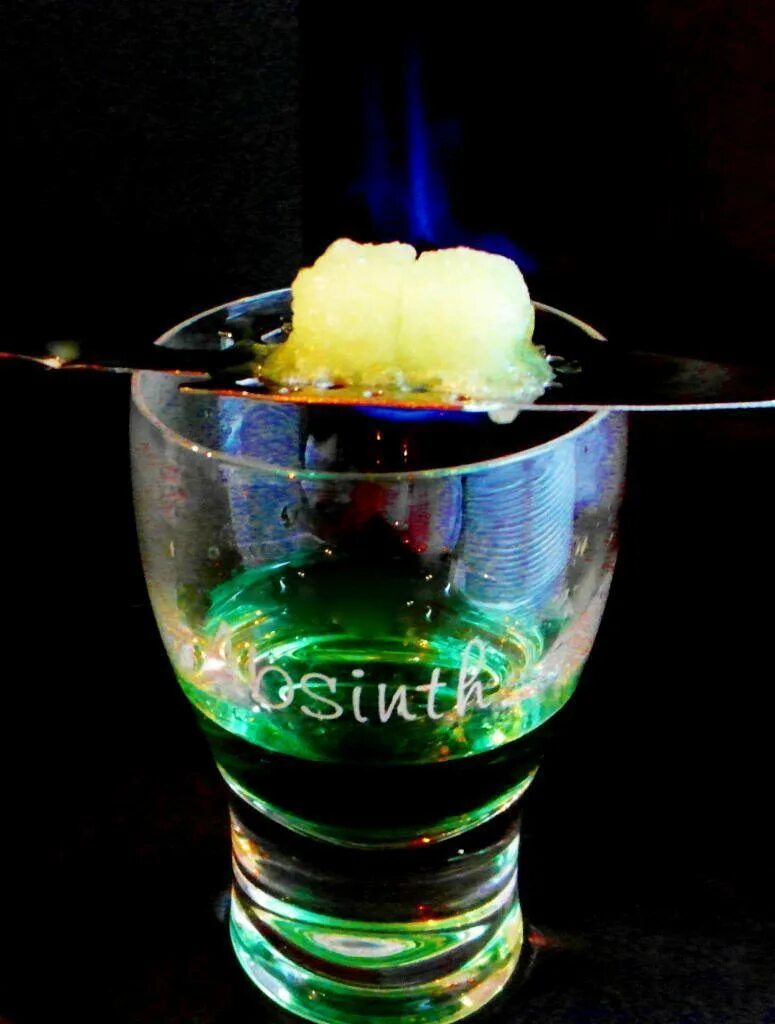 Абсент алкогольные напитки. Зеленый коктейль с абсентом. Абсент с сахаром. Пили пили сгорел