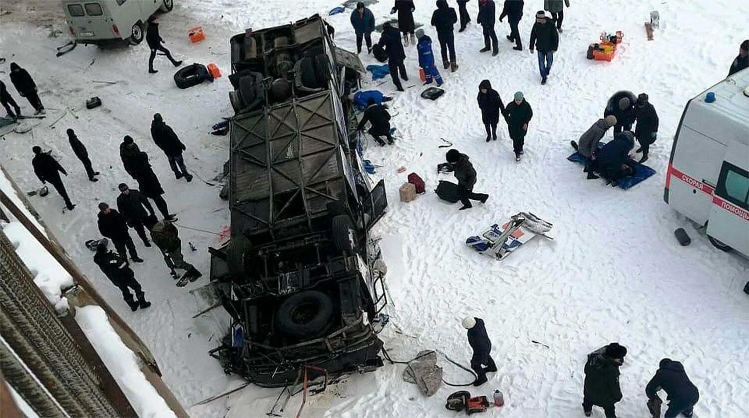 19 февраля 2015. Авария в Забайкалье автобус. Автобус упал с моста в Забайкалье.