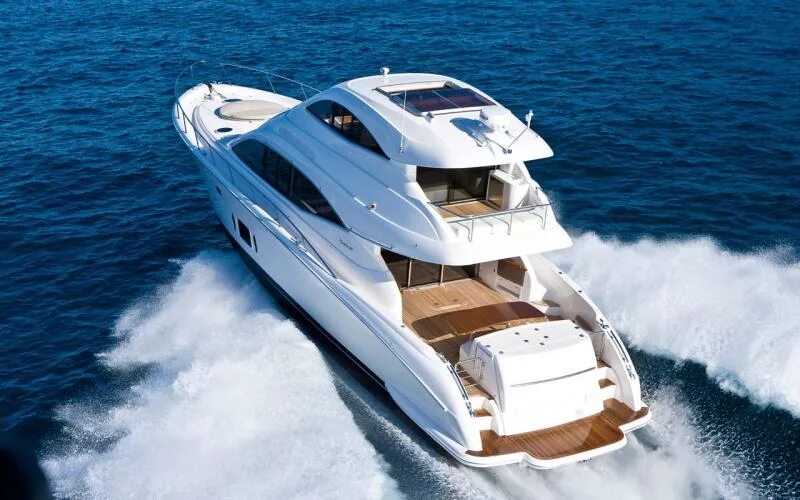 Сколько стоит маленькая яхта. Maritimo 60 Flybridge Cruiser. Небольшая моторная яхта. Мини яхты моторные. Маленькая яхта.