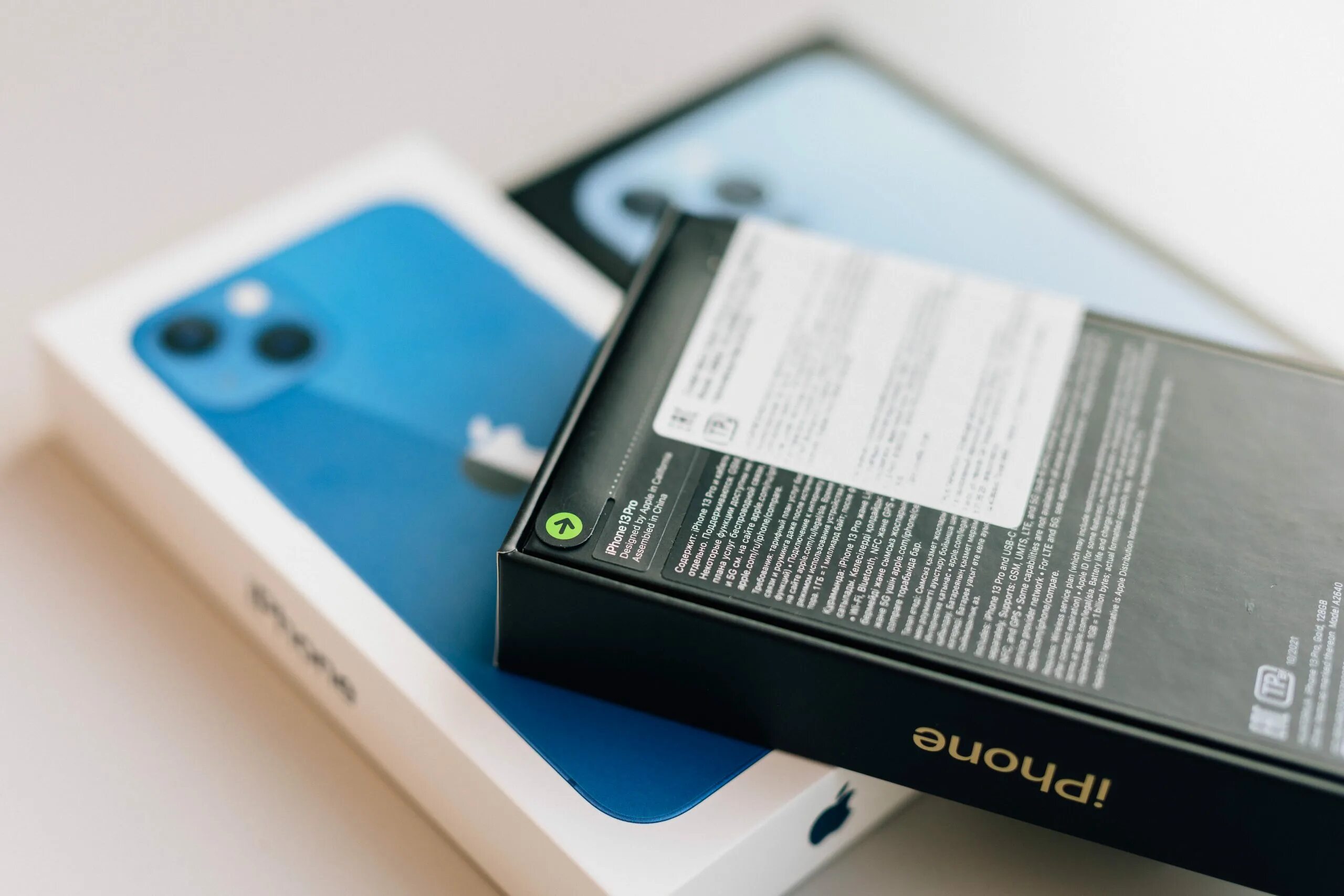 Оригинальная коробка айфон 15 про макс. Коробка айфон 14 pro. Задняя коробка айфон 14 pro. Iphone 13 pro max коробка. Iphone 14 pro сзади.