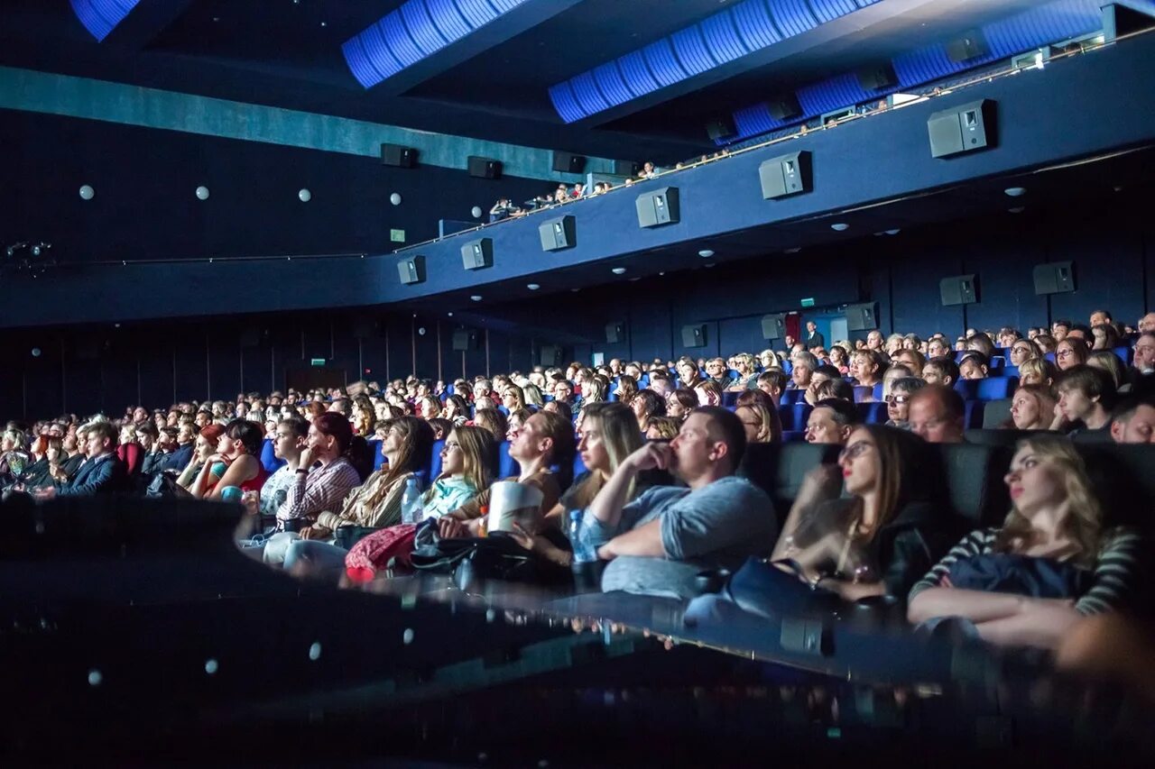 В каких кинотеатрах москвы показывают дюну 2. Московский кинотеатр. Зал со зрителями. Кинотеатр полный зал.