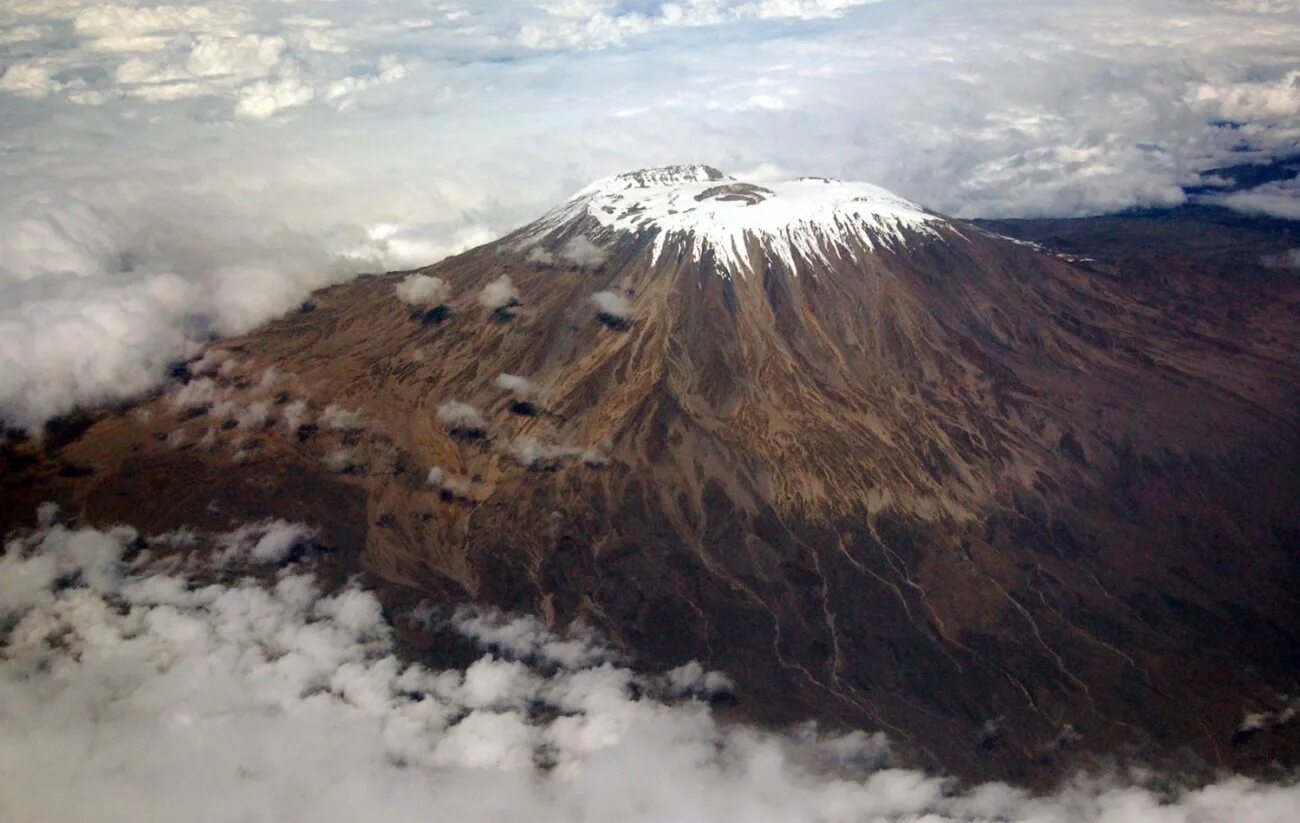 Африка самый высокий. Вулкан Килиманджаро. Вершина горы Килиманджаро. Гора в Африке Килиманджаро. Африка вулкан Килиманджаро.