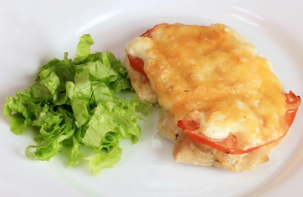 филе грудки запеченная в духовке с помидорами и сыром. куриная отбивная с помидором и сыром в духовке. курица с ананасами в духовке под сыром. курица с ананасами в духовке под сыром. запечь куриную грудку под сыром.