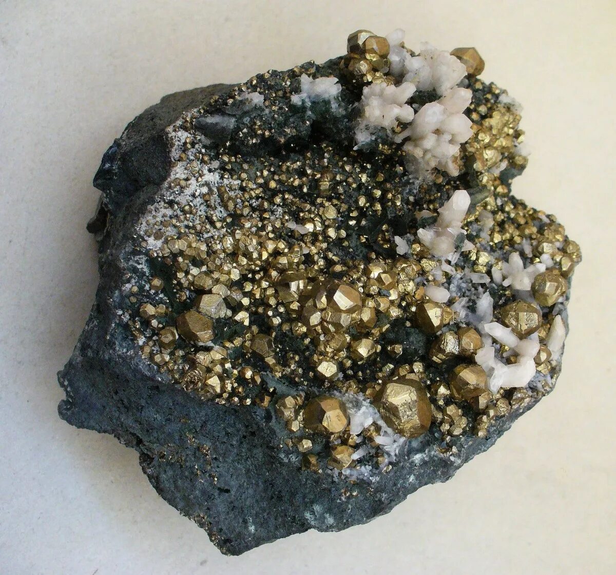 Халькопирит минерал руда. Халькопирит медный колчедан. Пирит серный колчедан руда. Пирит золото для дураков. Минерал серный колчедан.