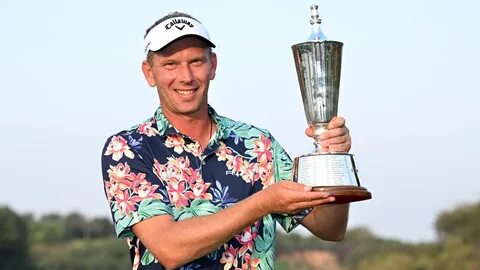 Marcel Siem with the Hero Indian Open trophy 