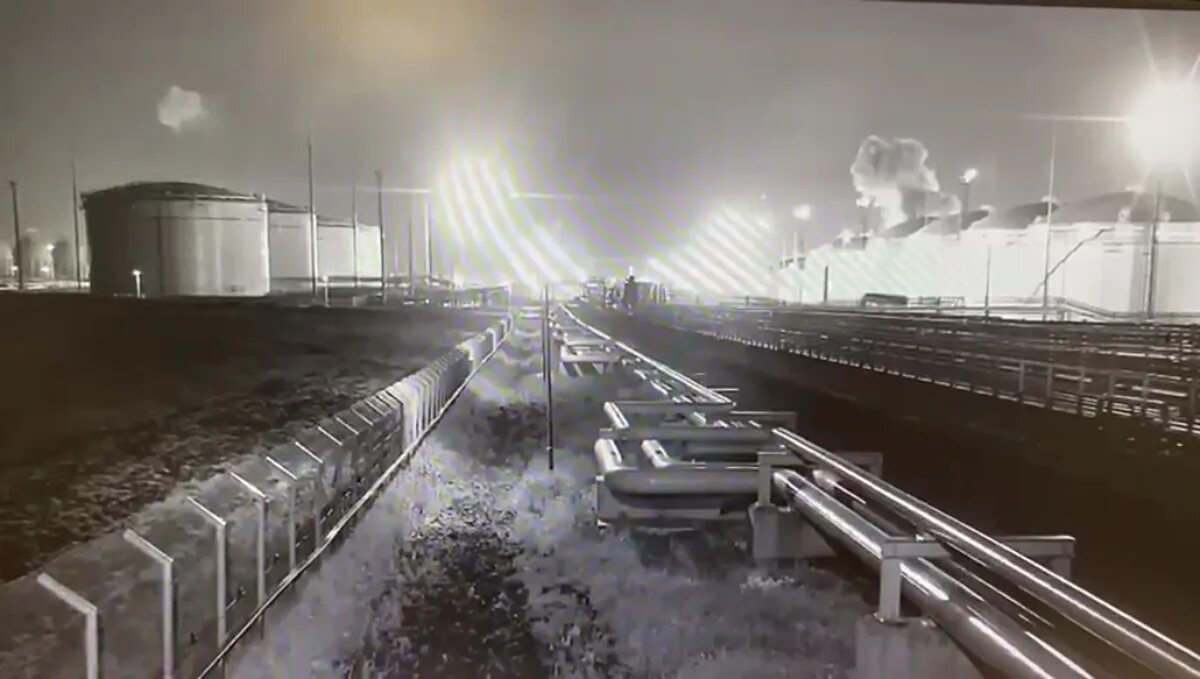 Тамань атака беспилотников. Пожар на нефтебазе краснодарский край. Атака беспилотника в севастополе. Пожар в порту тамани сегодня. Пожар нефтехранилища.