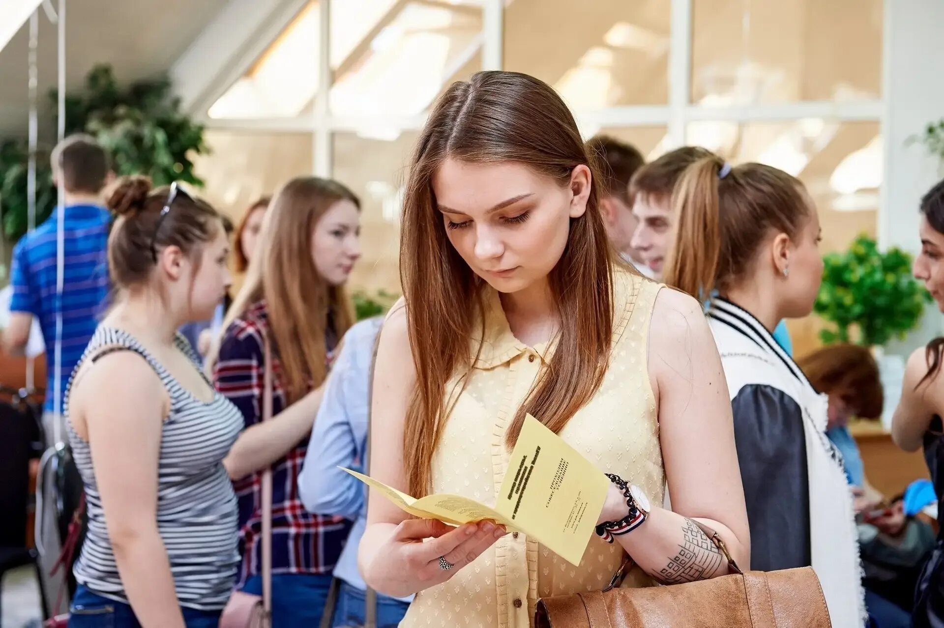 Год ищу первую работу. Занятость молодежи. Трудоустройство выпускников. Трудоустройство молодежи. Молодежь на рынке труда.