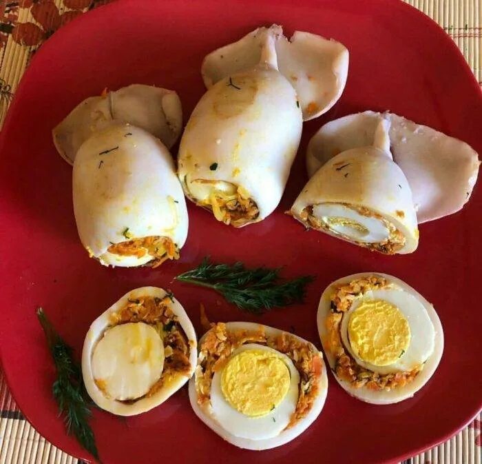 Кальмар фаршированный рисом и грибами. Фаршированные кальмары в духовке. Кальмар фаршированный ттк. Фаршированные кальмары рецепты с фото простые и вкусные. Кальмары фаршированные квашеной капустой.