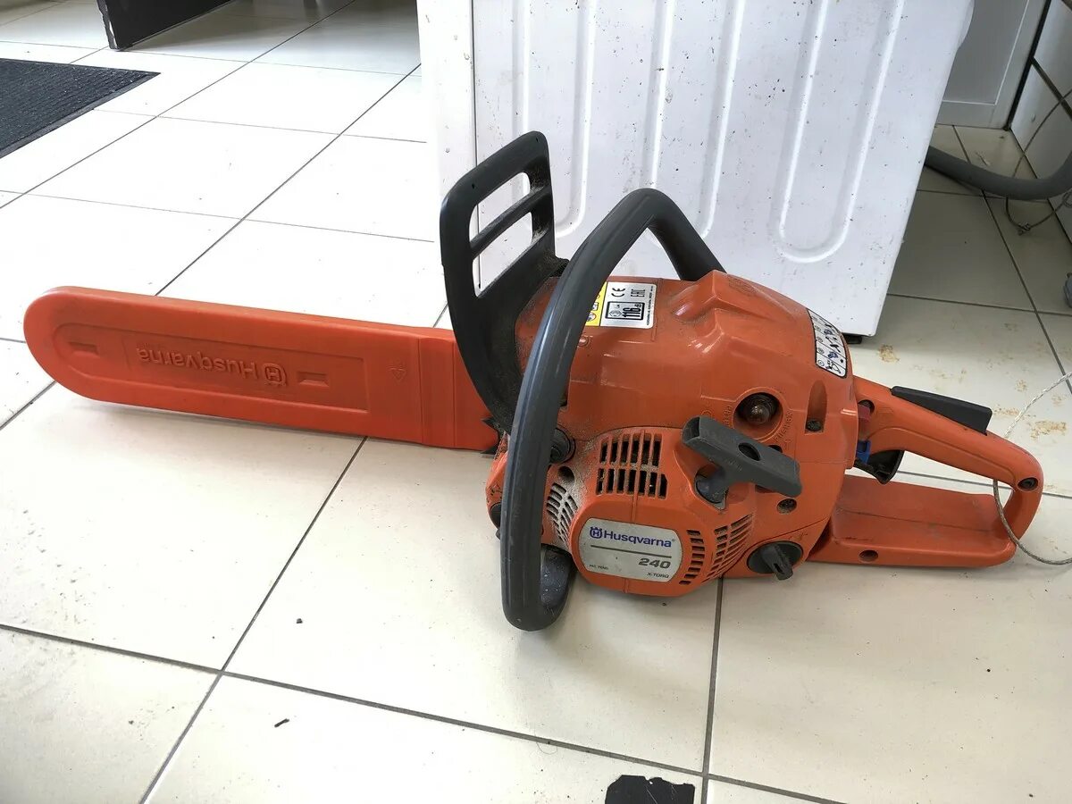 Хускварна 132 бензопила. Пила хускварна 240. Husqvarna 240. Тормоз цепи хускварна 240. Бензопила husqvarna 240 е.