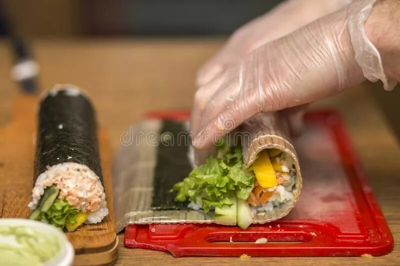 Суши роллы приготовление. Суши на ватутина новосибирск. Суши маки транспортная ул. Деревяшка что закручивать роллы. Make sushi and prove dad wrong.