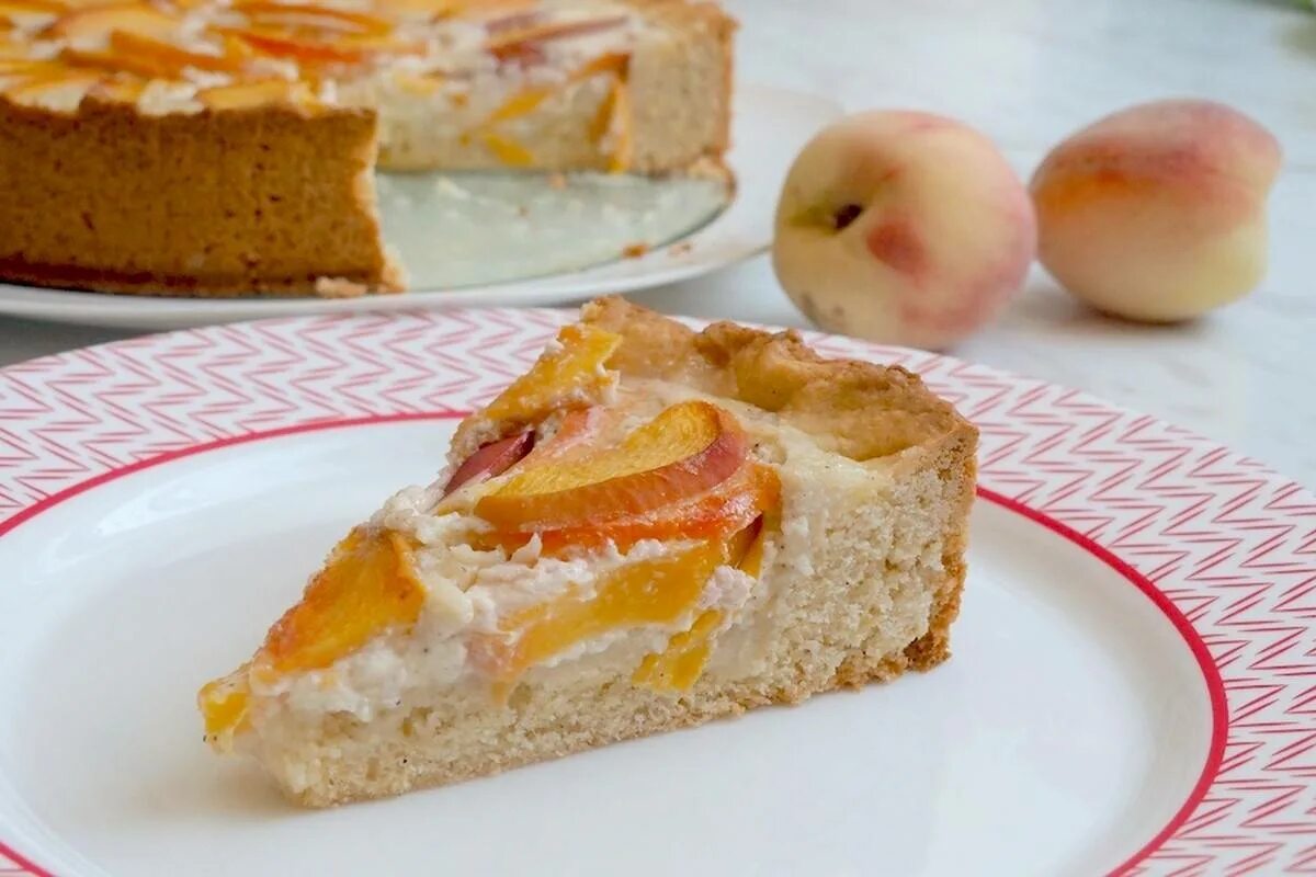 Пирог с нектаринами. Шарлотка с персиками. Шарлотка с персиками. Слоеные булочки с персиком. Пирог песочный персиковый.