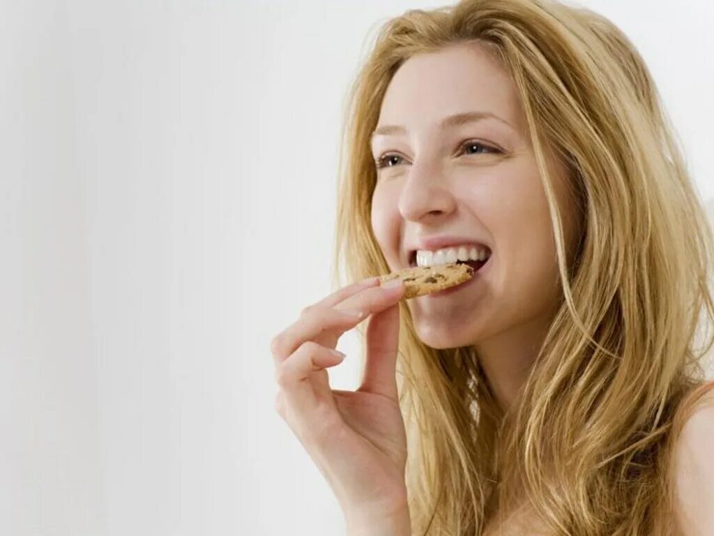 Девушка ест. Женщина кушает печенье. Женщина с печеньем. Красивая девушка ест печенье. Eating cookies
