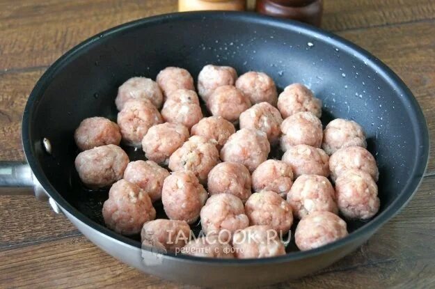 Жареные фрикадельки. Жареные фрикадельки на сковороде покупные. Фрикадельки на сковороде. Самсон фрикадельки говяжье для жарки. Сколько жарить фрикадельки.