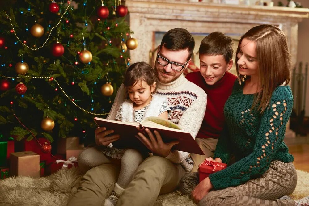 Книга в кругу семьи. Рождество семья. Новый год семья. Рождество в кругу семьи. Рождество семейный праздник.