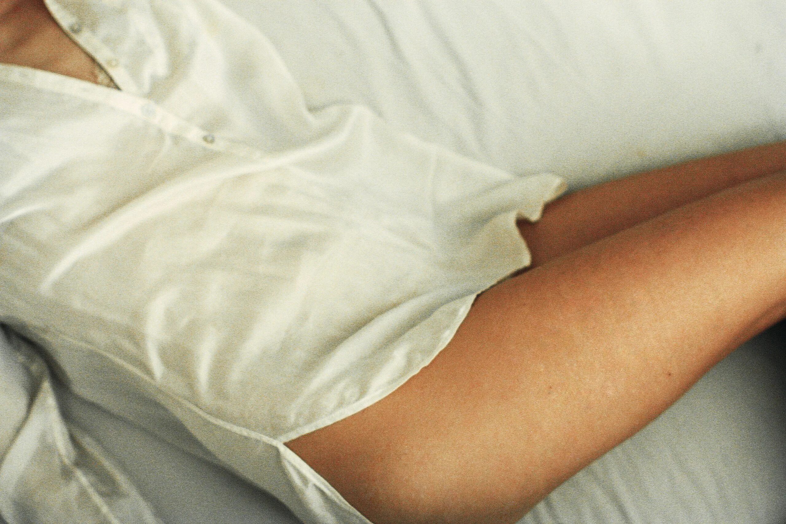 ноги в рваных джинсах. женские ноги в гольфах. девушка в шортах на кровати. ноги без головы. ноги без головы.