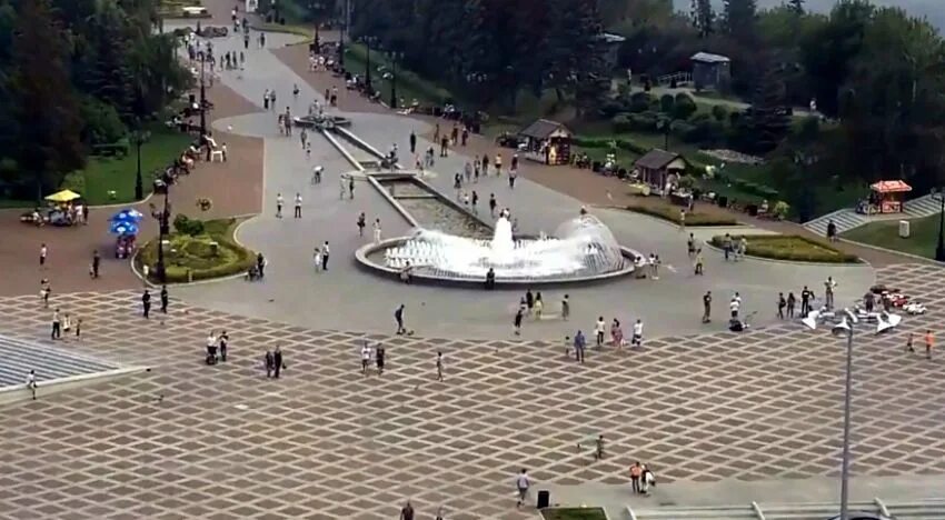 Камера площадь салавата юлаева. Фонтан у конгресс-холла уфа. фонтан уфа салавата юлаева. фонтан возле конгресс холла в уфе. фонтан на площади салавата юлаева.