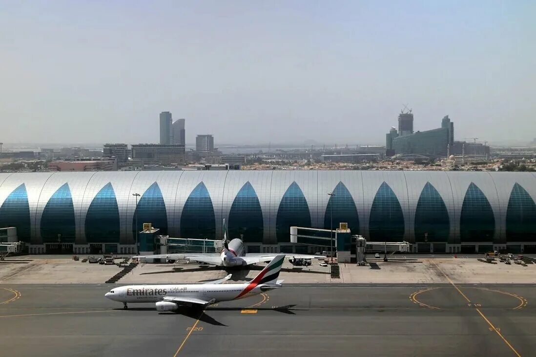 Работает ли аэропорт в дубае. Аэропорт Дубай DXB. ДХБ аэропорт Дубай. Аэропорт Дубай 1980. Аэропорт Шарджа Дубай.