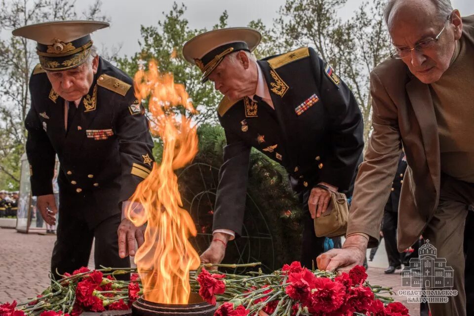 Возложение цветов к Вечному огню на 9 мая. Ветераны возлагают цветы к Вечному огню. День Победы возложение цветов. Ветераны у вечного огня.
