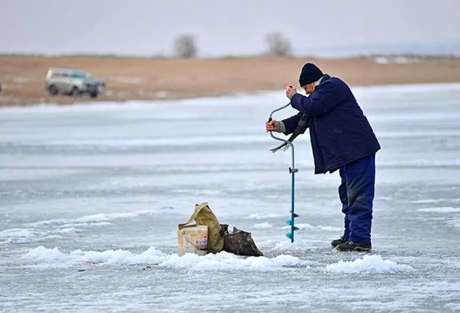 Рыбаки на льду. Зимняя рыбалка на льду. Рыбак зимой. Подледный лов.