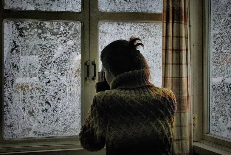 В городе в холоде маленькой комнате