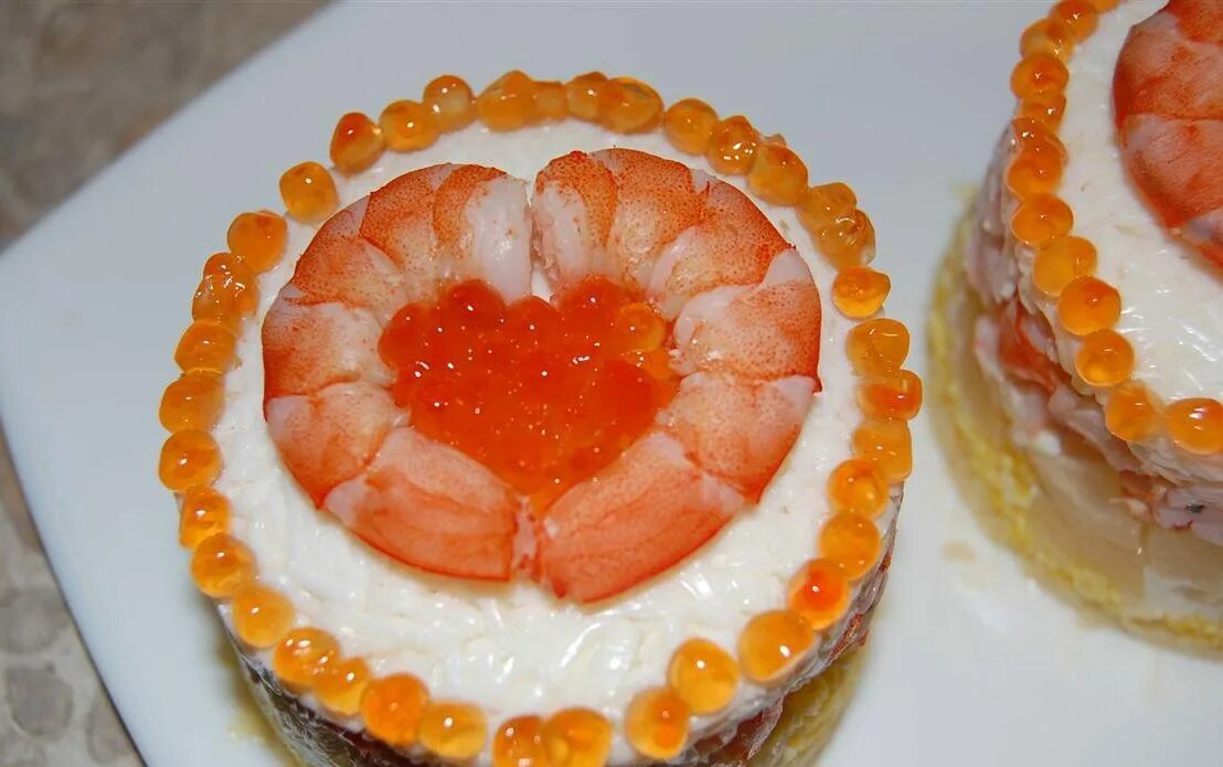 Комплимент с креветками. Комплимент с креветками. Салат комплимент с креветками и ананасом. Креветки сочетание. Салат из креветок с ананасом.