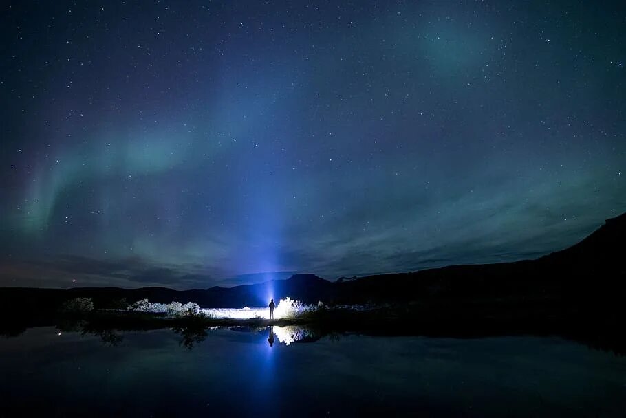 Холодное сияние звезд. Ночное небо Исландии. Холодное ночное небо. Звезды, ночь, озеро, свечение. Сиянье ночи 56.