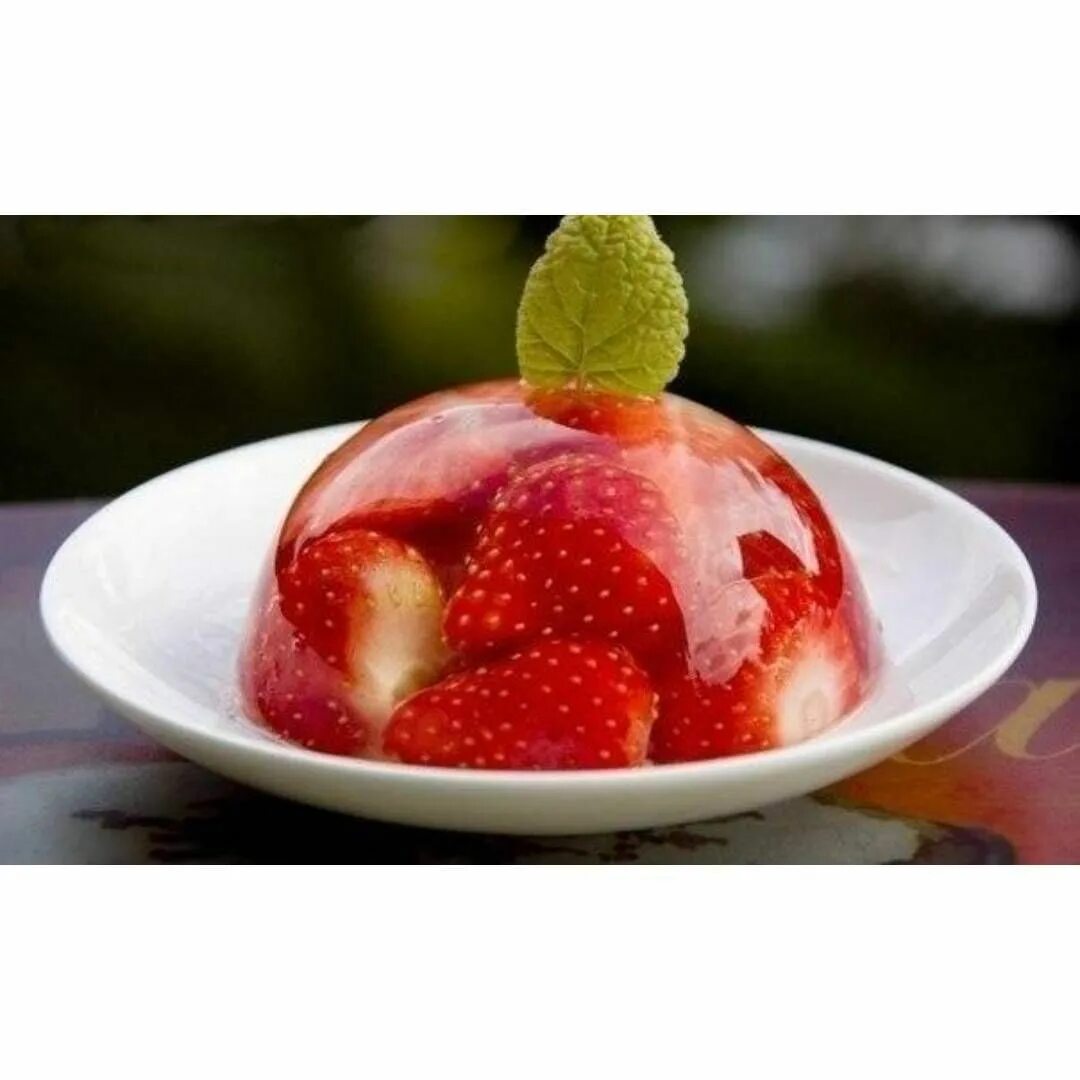 Желейный торт. Желе с клубникой. Арбузное желе. Желе. Клубника в желатине.