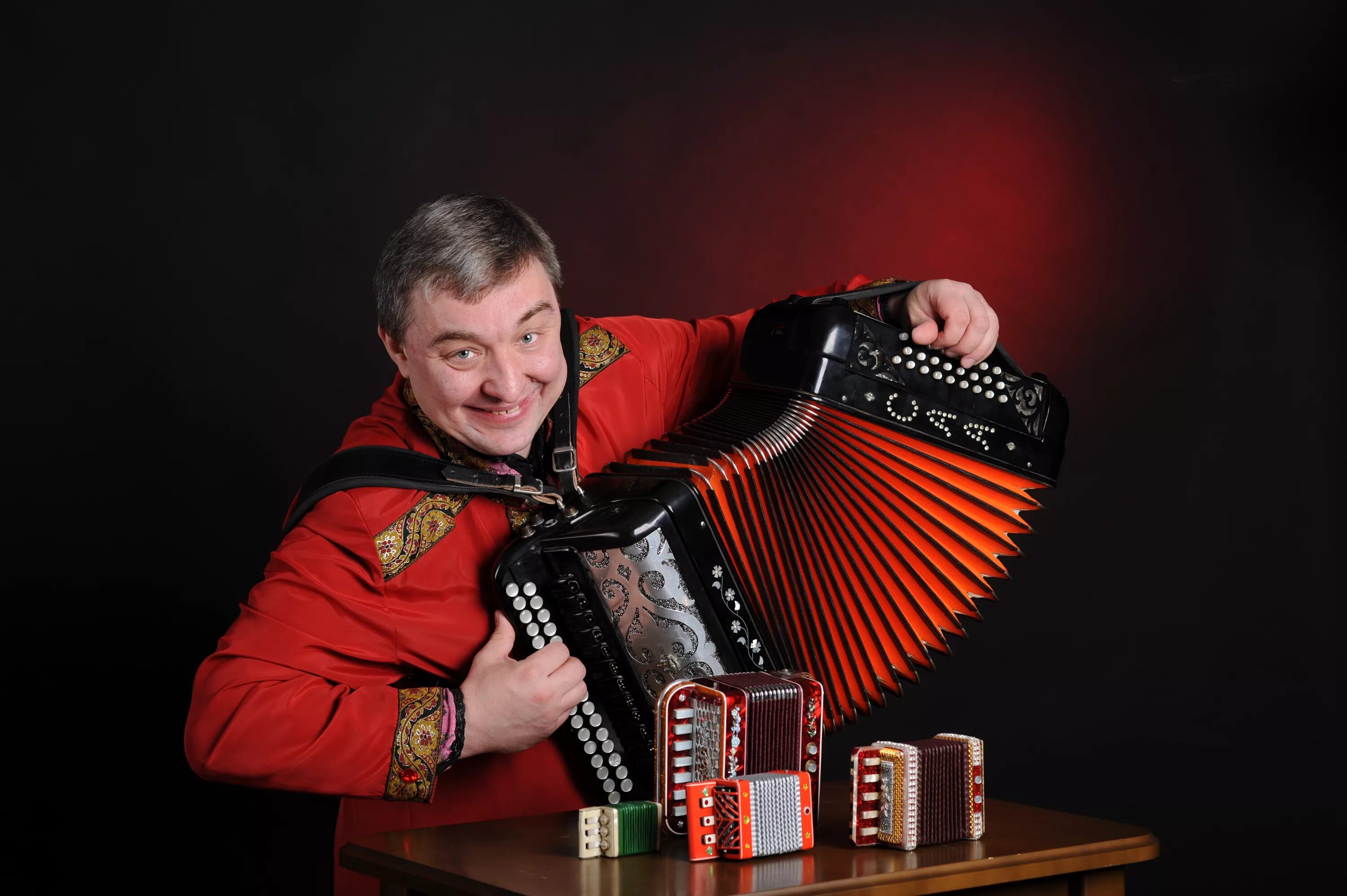 Человек с аккордеоном. Чудов леонид гармонист. Гармонист с гармошкой. Гармонь симонов алексей. Играй гармонь душевно поют.