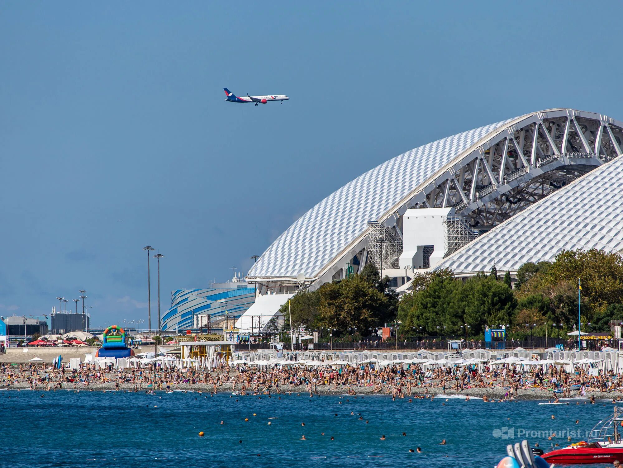 Можно в сочи в июне. Пляж Сочи 2021. Море Сочи Фишт. Пляж Центральный Сочи лето 2023. Сочи 2022.