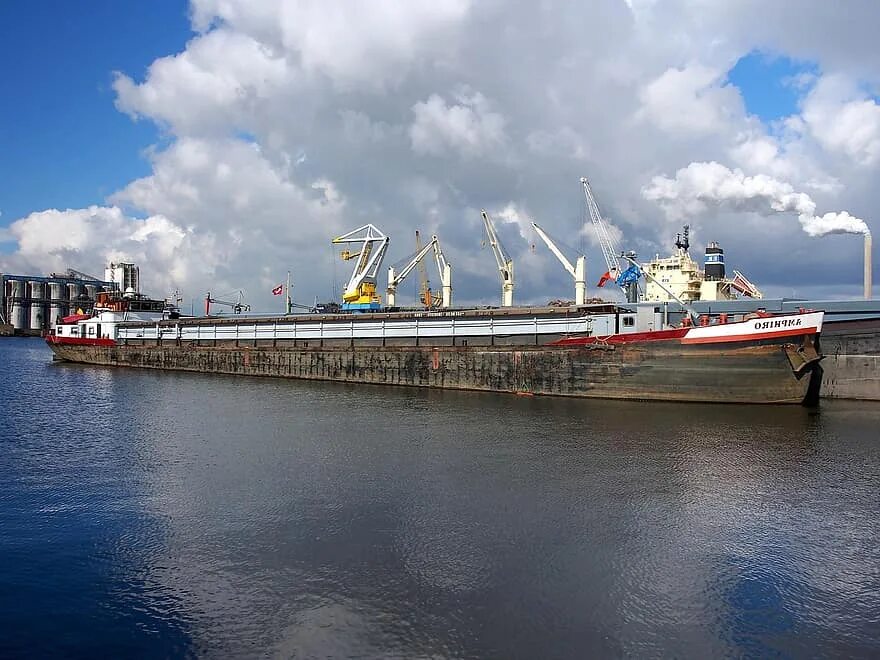 Суда входят. Морской порт Амстердам. Порт Амстердам фото. Промышленный корабль. Грузовой порт Амстердам.