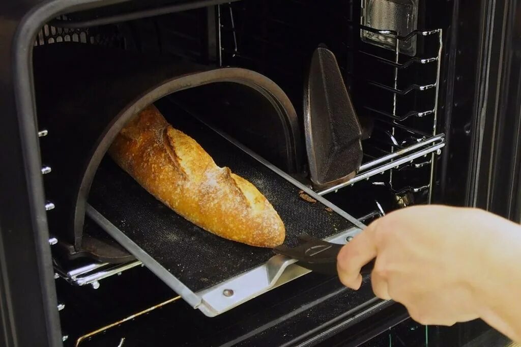 Сколько времени печь хлеб в духовке. Чугунная печь fourneau Bread Oven. Выпечка в духовке. Хлеб в печи. Хлеб в духовке.