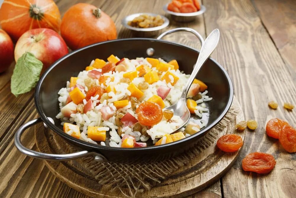 Тыква с рисом и изюмом. Плов с курагой и черносливом. Тыква запеченная с рисом и сухофруктами. Тыква в духовке целиком фаршированная рисом и изюмом. Бухарский плов вегетарианский.