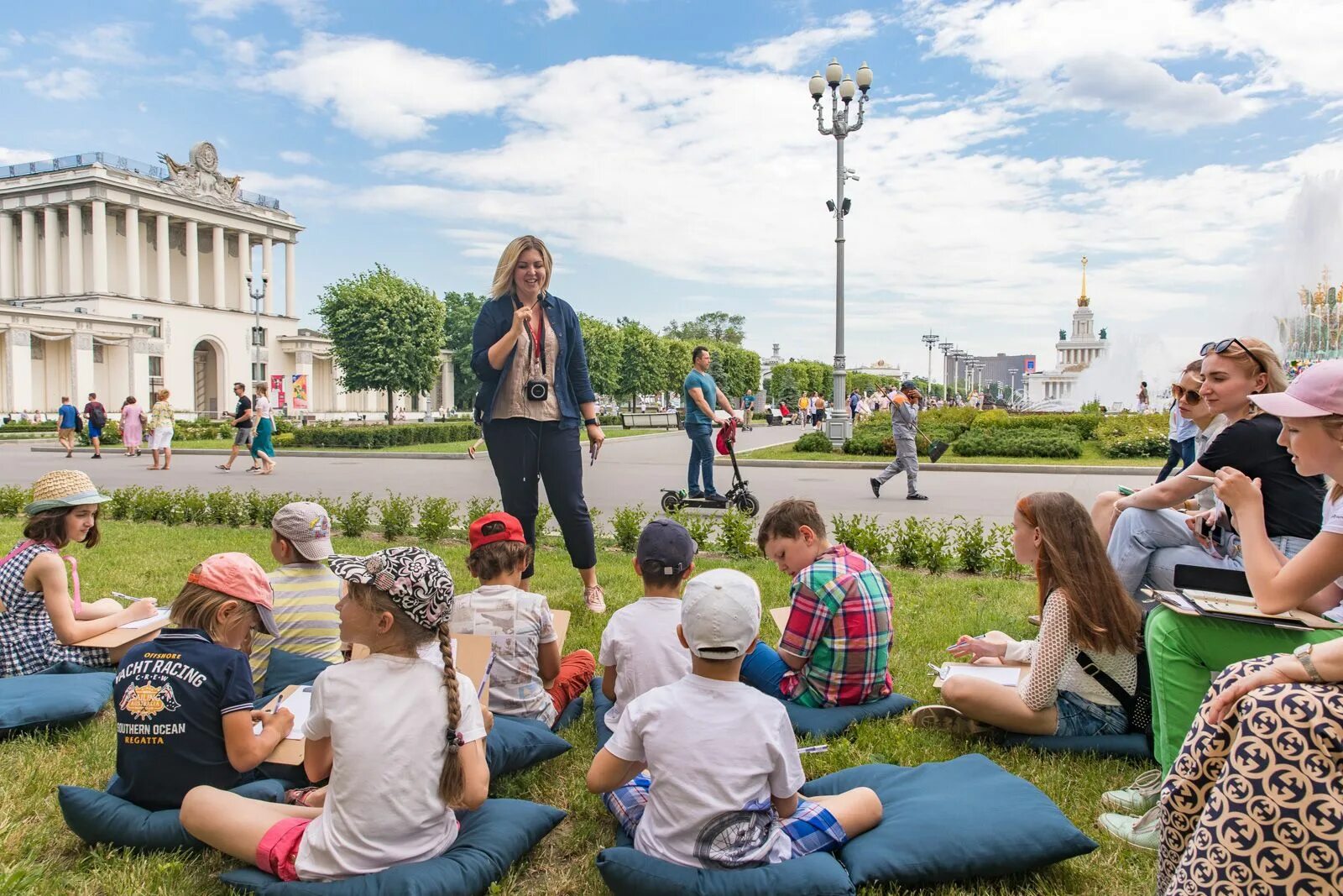 Куда сходить в москве подросткам летом 2025. Москва летом. знание вднх. вднх парк знаний. день защиты детей вднх.